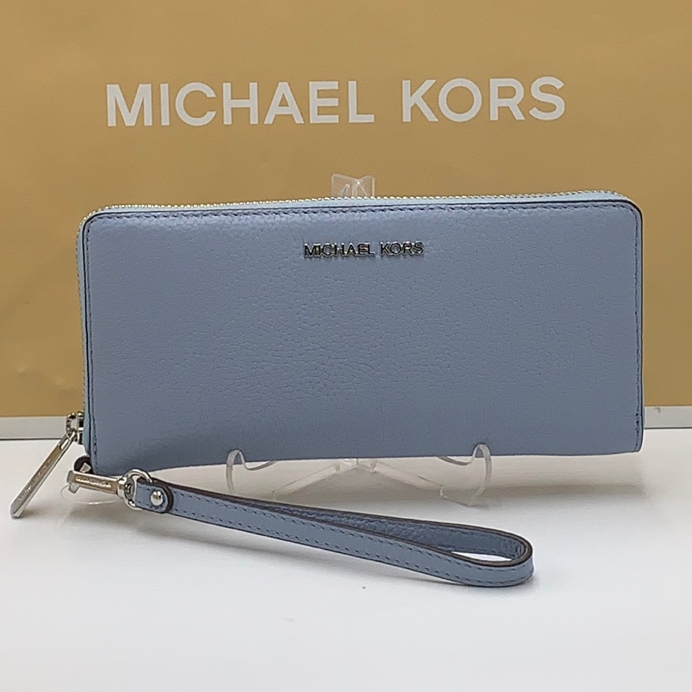 MICHAEL KORS LARGE TRAVEL CONTINENTAL WRISTLET PALE BLUE COLOR